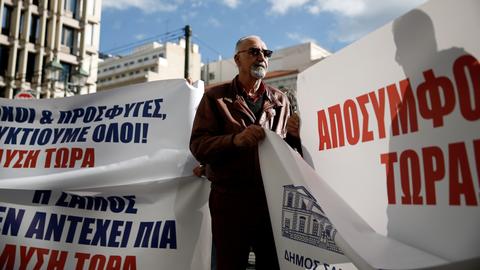 Greek islanders protest migrant overcrowding