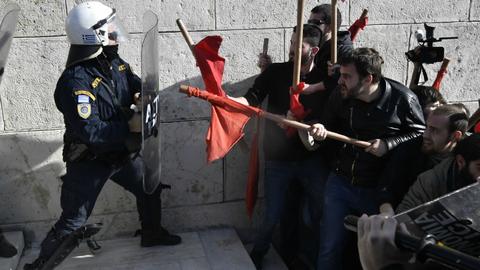 Thousands of Greeks protest over right to strike