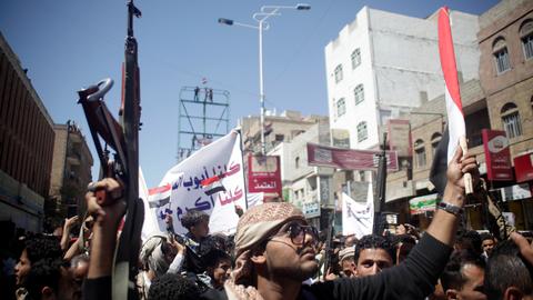 Desperate Yemenis sell heirloom arms for food