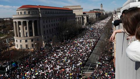 Hundreds of thousands in US march for tighter gun control laws