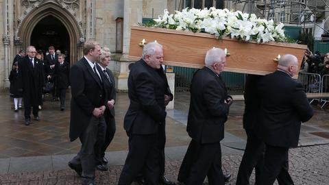 Mourners flock to funeral of physicist Stephen Hawking