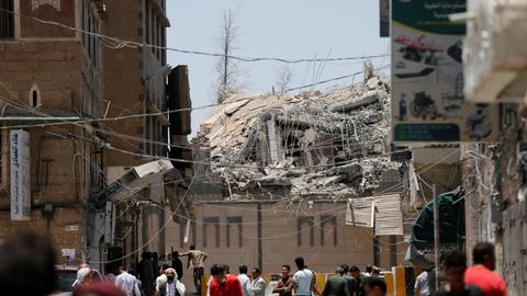 Saudi air strikes hit presidential building in Yemen, killing six