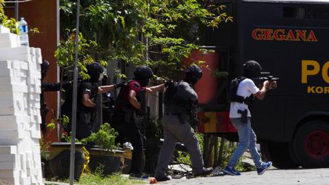 Indonesian police kill one, arrest several in Surabaya raids