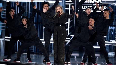 Kelly Clarkson honors school victims at Billboard Awards