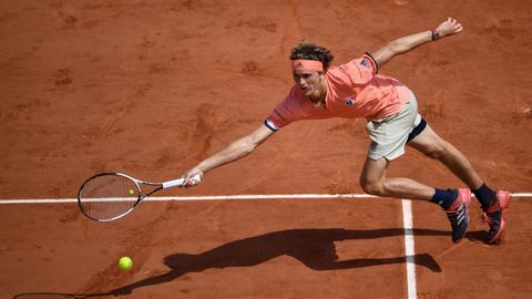 Zverev and Thiem win to set up French Open quarterfinal