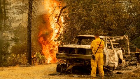 Twin wildfires threaten 10,000 northern California homes