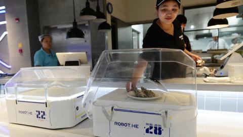 Robots replace waiters in Shanghai restaurant