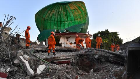 Death toll rises over 100 as rescue efforts continue on Lombok