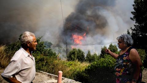 Portuguese wildfires encircle Algarve resort town