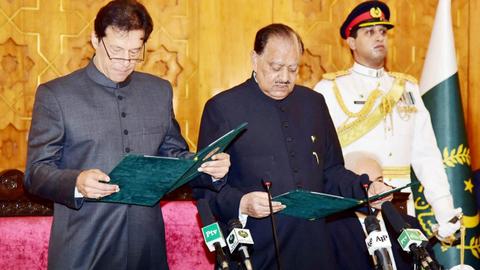 Imran Khan is sworn in as Pakistan's prime minister