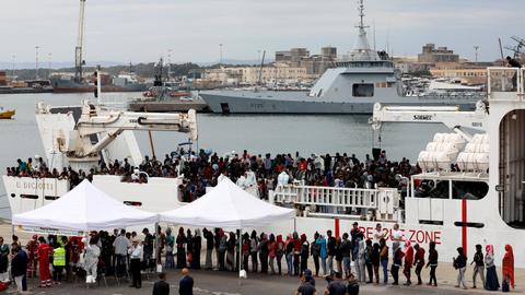 UN urges EU states to accept migrants stranded on Italy coastguard ship