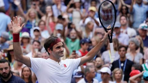 Federer reaches fourth round after stunning win over Kyrgios