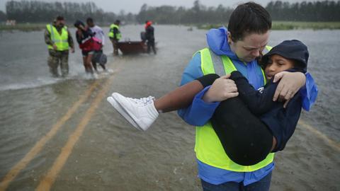 Hurricane Florence makes landfall, rescuers scramble