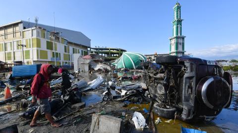 At least 832 dead in Indonesia quake-tsunami disaster
