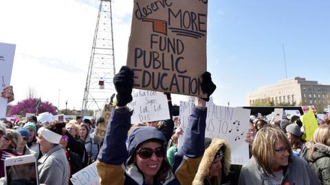 Low salaries force US teachers to join politics