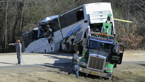 1 child dead, 45 people injured in Arkansas charter bus crash