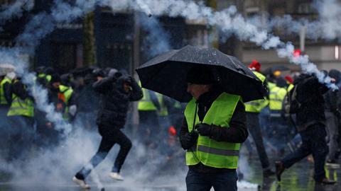 Yellow vests hit French streets for fifth consecutive weekend