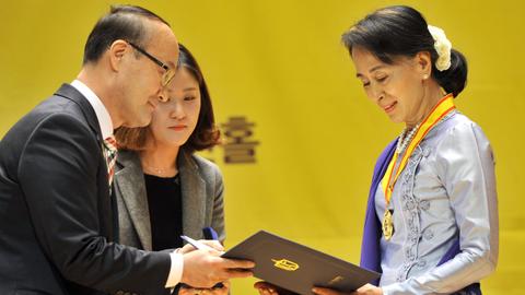 Suu Kyi stripped of S Korea foundation award for Rohingya 'indifference'