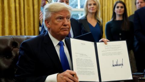 Trump signs orders advancing Keystone, Dakota pipelines