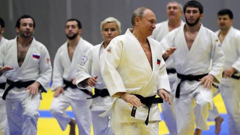 Putin demonstrates black belt judo skills