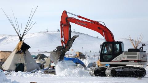 Work restarts on Dakota pipeline amid tribe's legal challenge