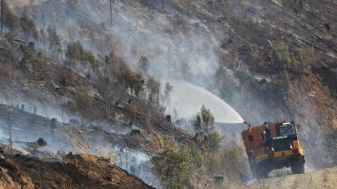 Wildfires threaten Australian towns - officials