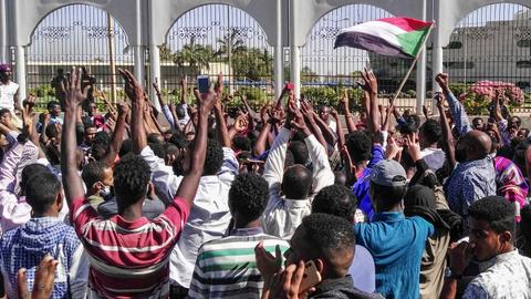 Sudanese protesters clash with security forces outside Bashir's compound