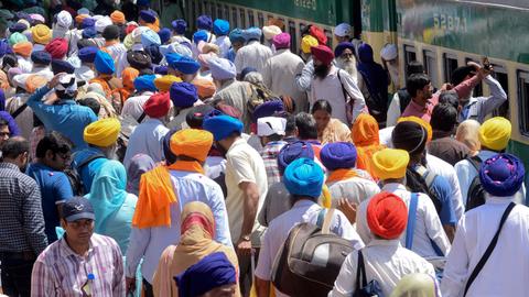 Thousands of Sikhs celebrate harvest festival in Pakistan
