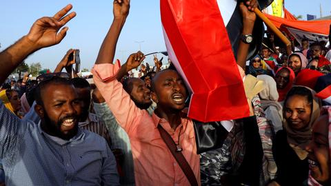 Sudan army orders protesters to tear down barricades