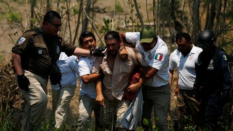Mexican police detain hundreds of Central American migrants