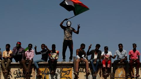 Protesters delay naming of Sudan's civilian govt