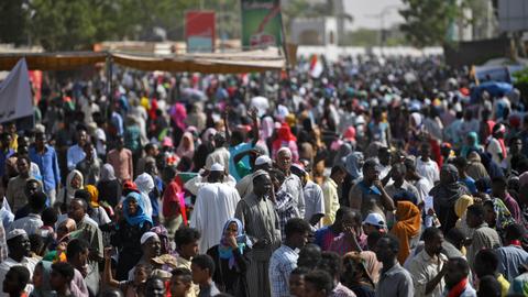 Huge crowd floods Khartoum pushing for Sudan handover