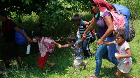 Caravan of 1,200 migrants enters Mexico