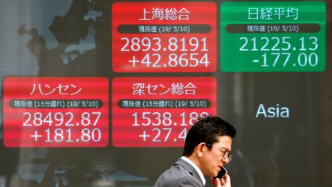 Asian markets edge up as trade fears persist