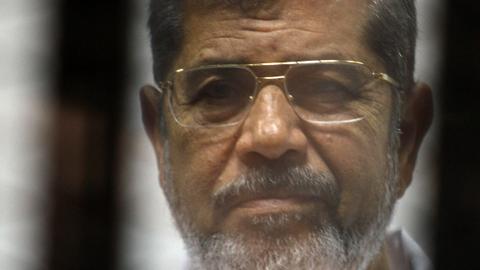 Ousted Egypt president Morsi 'dies in court'