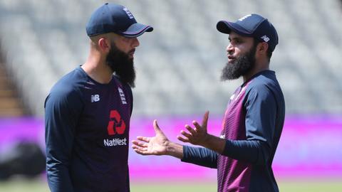 England’s Muslim cricketers praised for avoiding champagne spraying