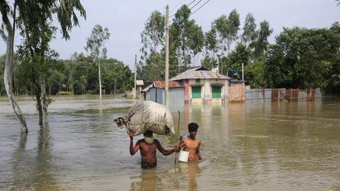 Bangladesh rivers break their banks, forcing 400,000 to flee homes