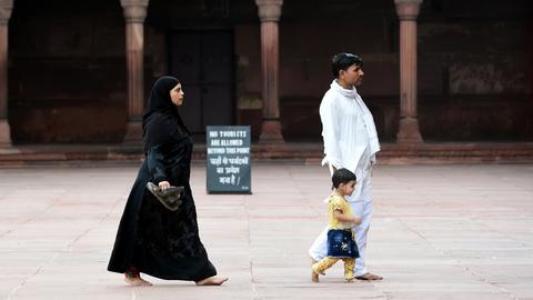 India's Parliament votes to ban Muslim instant divorce