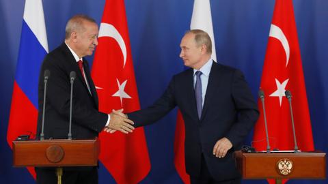 Turkish, Russian leaders discuss Syria over phone