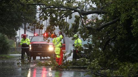 Hurricane Dorian rakes Carolinas as it moves up US coast