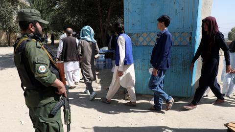 Afghan polls close amid complaints, violence