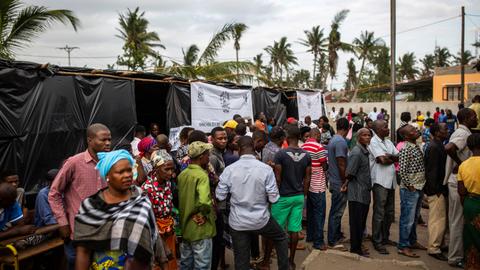 Mozambique votes in tense election after violent campaign