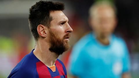 Messi scores in 700th match as Barca ease into last-16