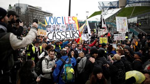 Tensions as Yellow Vests join French retirement protests