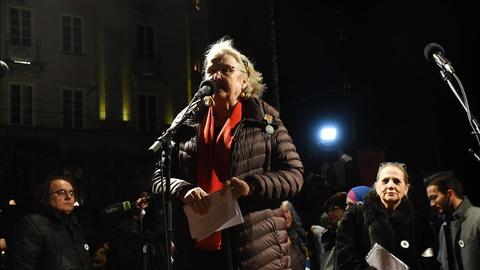 Swedish journalist returns Nobel prize in protest of genocide denier Handke