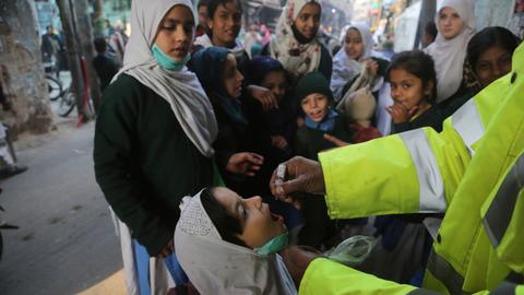 Gunmen kill 2 policemen escorting polio team in Pakistan