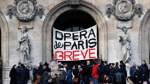 French ballet dancers mount artful anti-pension reform protest
