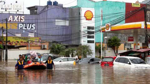Thousands caught in flooding in Indonesia's capital