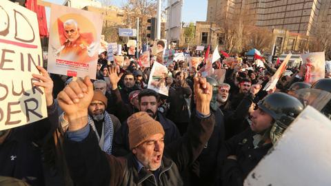 Trump warns Iran not to kill protesters, door still open to talks