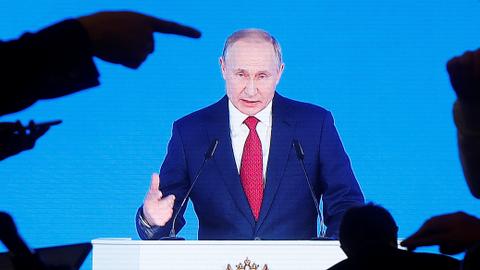 Analysis: What keeps Putin in power?